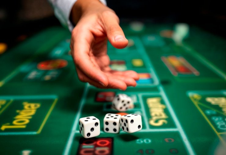 kenzototo88 mobile app home screen showing sportsbook and live casino options